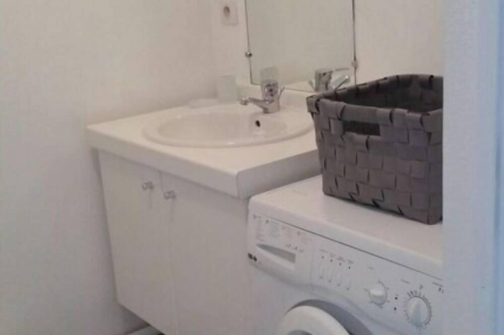 Apartamento entero, Sudio + terrace 8m² center, beaches, south & parking in Anglet, Region de Bayona
