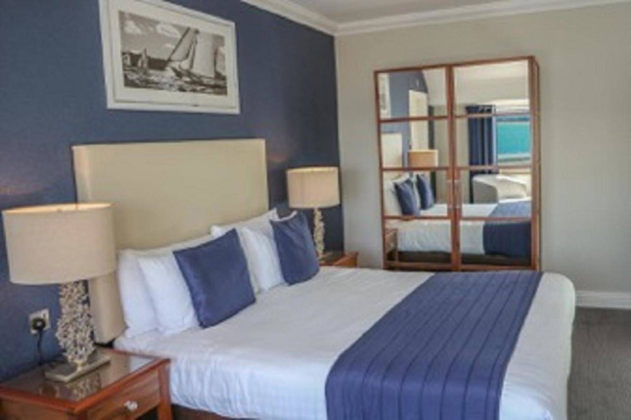 Hotel for 10 people with hot tub in Sandbanks, Poole