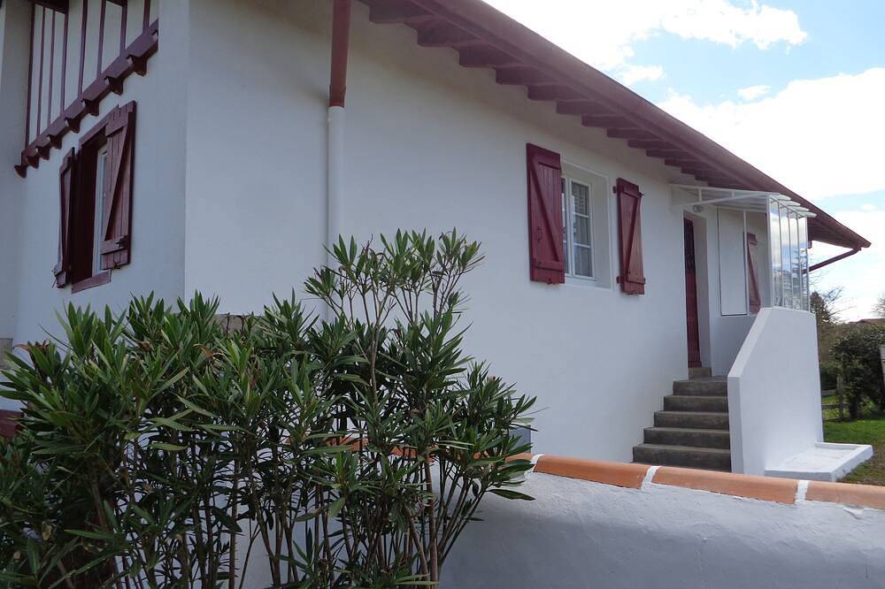 Entire apartment, Large 55m² apartment, separate entrance, parking. in Hasparren, Bayonne region