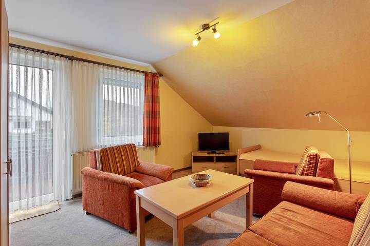 Ganze Wohnung, Haus Erika - Ferienwohnung 3 mit Wlan, Balkon und Gemeinschaftsgarten nahe Skywalk in Stryck, Willingen