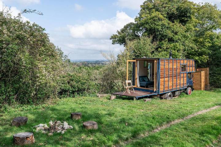 Glamping for 4 people, with Terrace and Hot tub as well as Garden and View in Brighton