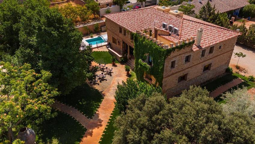 Casa rural para 27 personas, con terraza además de jardín y piscina en Provincia de Albacete - 2