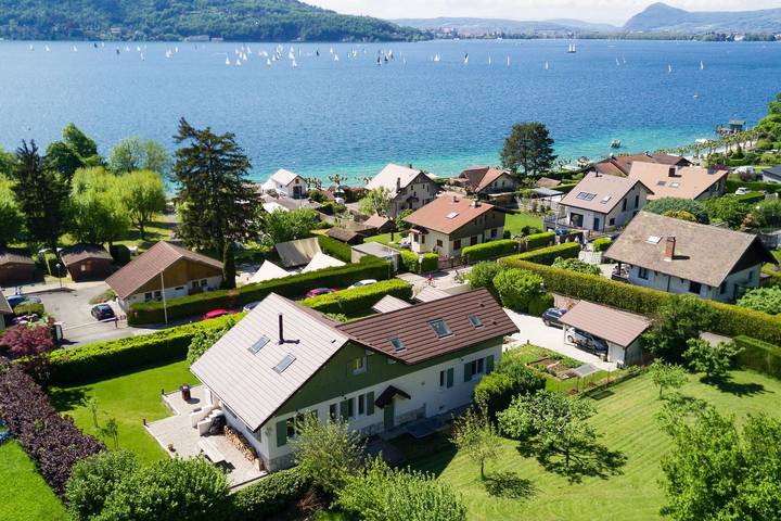 Villa pour 10 personnes, avec Balcon et Terrasse ainsi que Jardin et Piscine à Veyrier-du-Lac
