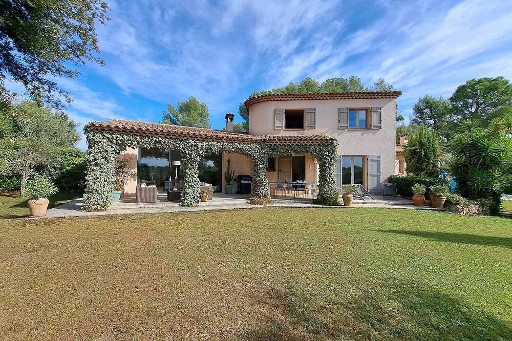 Maison provençale avec piscine située dans un havre de paix in Roquefort-les-Pins, Côte méditerranéenne (France)