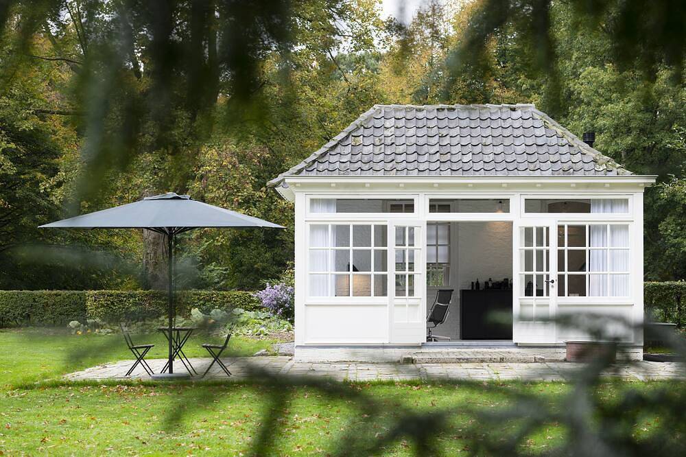 Unique holiday home located in the castle garden of the Het Witte Kasteel estate in Loon op Zand, Noord-Brabant