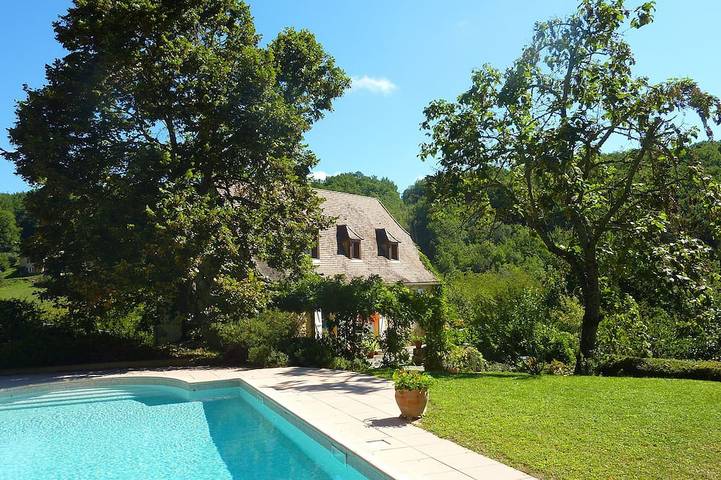 Location de vacances pour 9 personnes, avec jardin à Saint-Vincent-de-Cosse
