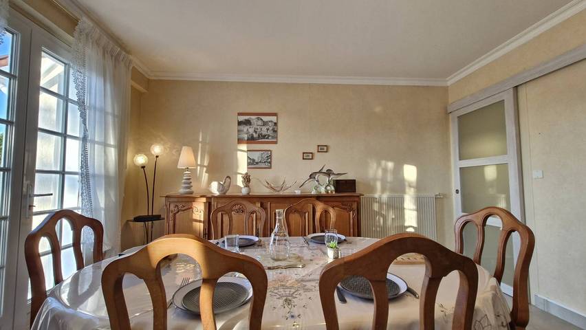 Royan – Vintage House with enclosed garden – Fully Equipped and authentic in Royan, Côte de Beauté