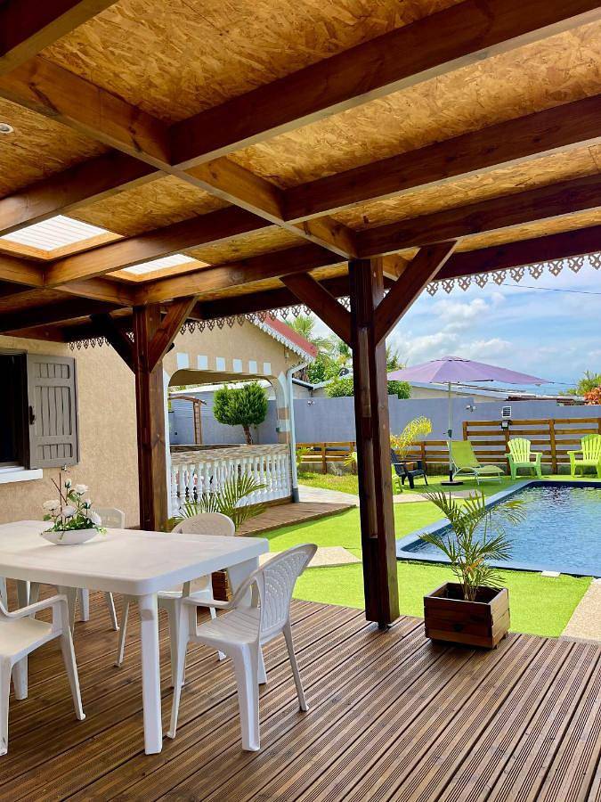 Location de vacances pour 10 personnes, avec terrasse ainsi que vue et piscine à L'Étang-Salé - 3