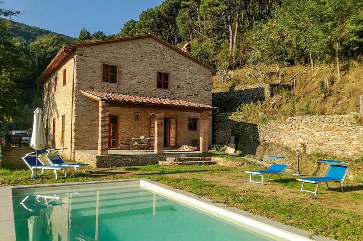 Agriturismo per 8 persone, con terrazza e giardino, con animali domestici in Buti