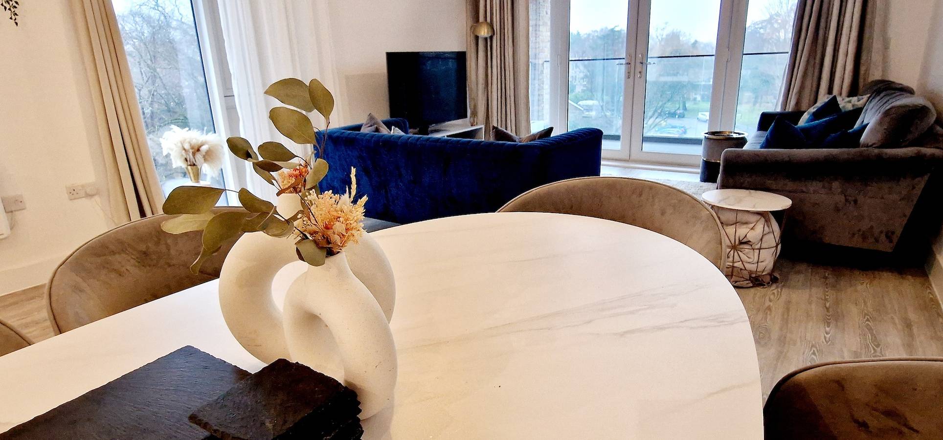 Entire holiday apartment, Gym, Free Parking, 25 Mins to Central London in Surrey