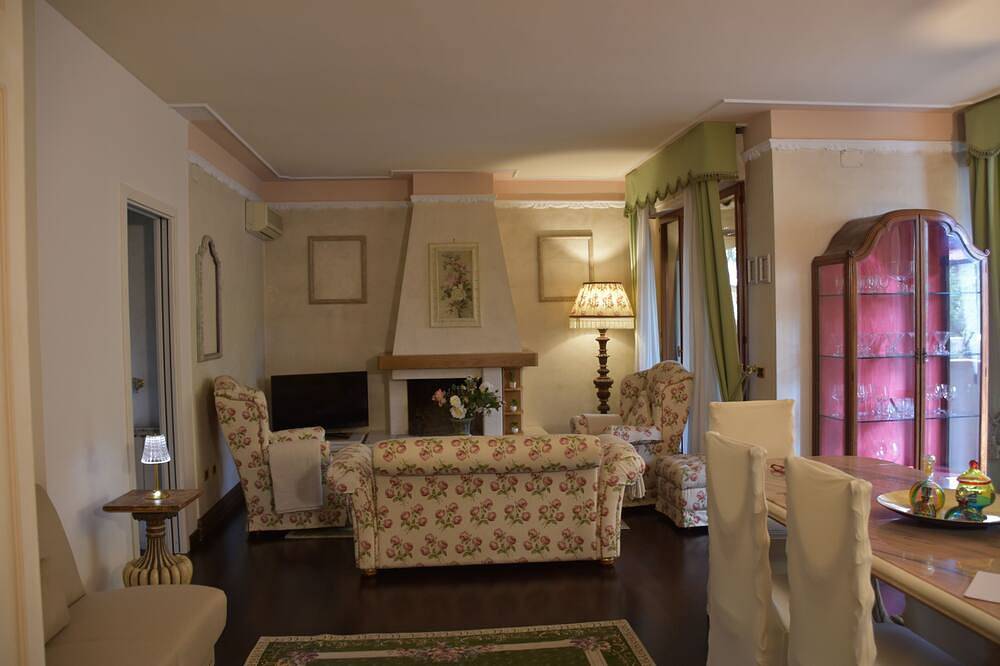Apartamento entero, Elegant apartment with large terraces in quiet residential area. in Sesto Fiorentino, Provincia de Firenze