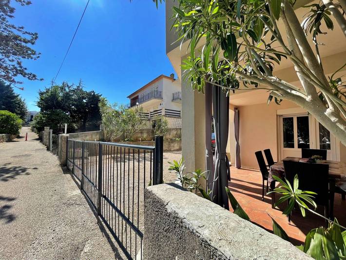Ganze Wohnung, Apartment Butkovic - direkt am Meer, 20 m vom Meer, Haustiere wilkommen, Terrasse, Grill, Waschmaschine in Silo (Krk), Krk