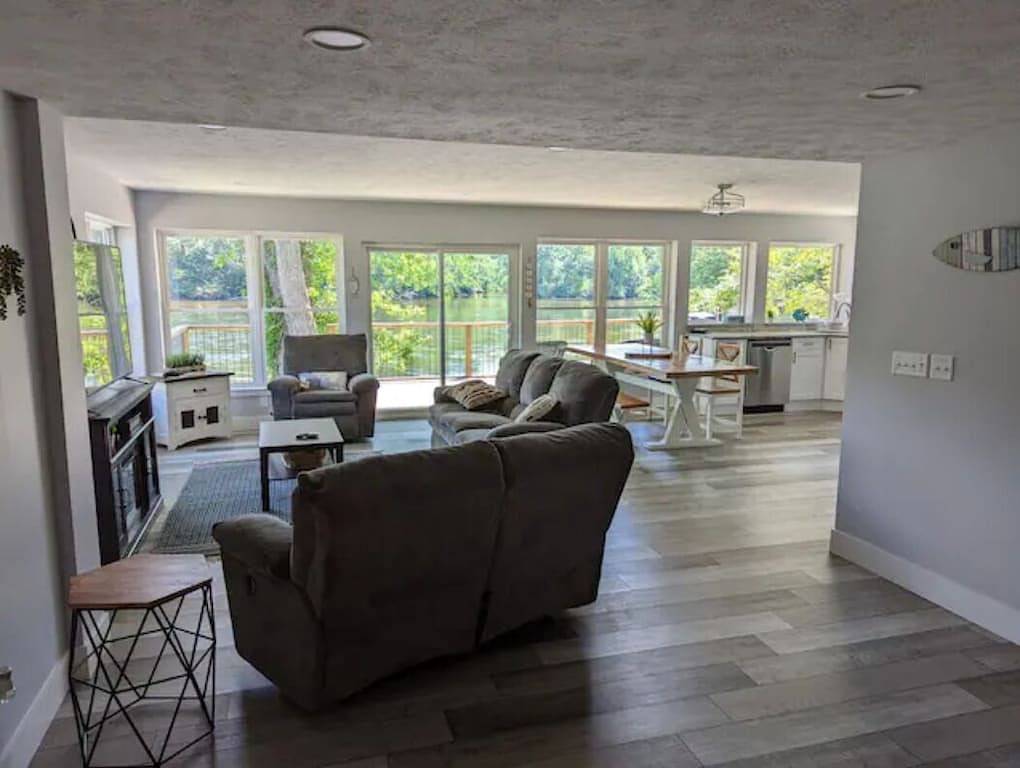 River Retreat W/ Hot Tub/ Game room in Elkhart County