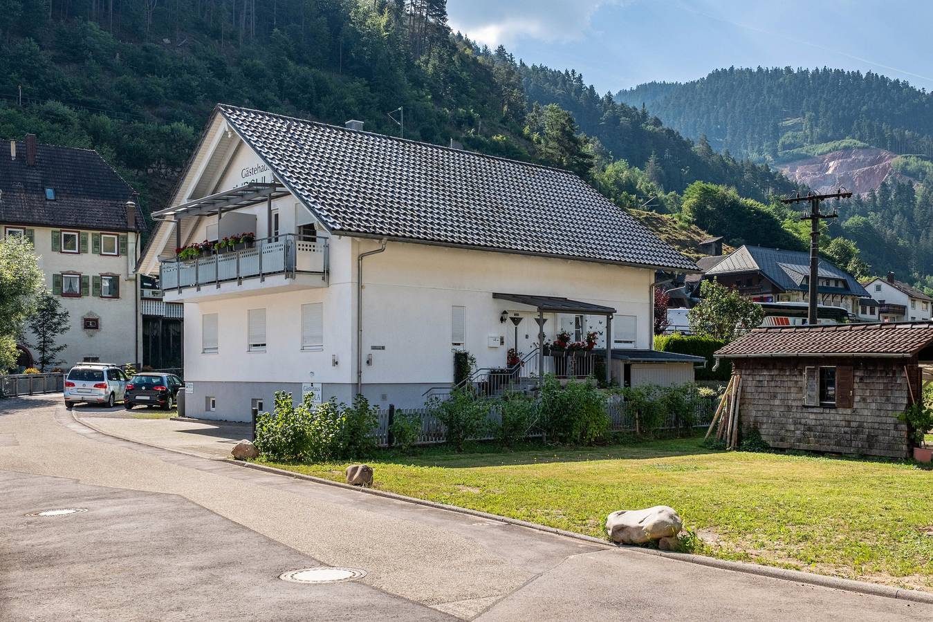 Doppelzimmer 12 – mit Dusche und Wc, Bergblick, Balkon , Gemeinschaftsterrasse & Wlan in Hornberg, Mittlerer Schwarzwald