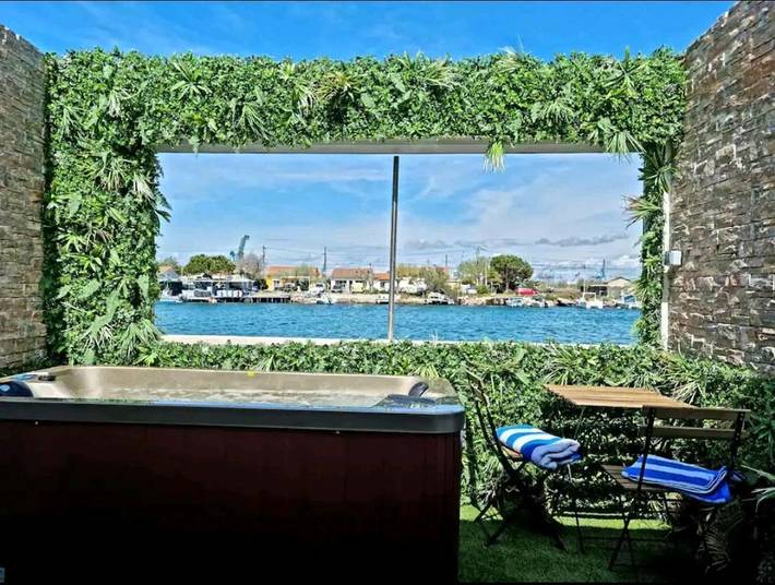 Appartement de vacances pour 2 personnes, avec jacuzzi ainsi que jardin et terrasse
