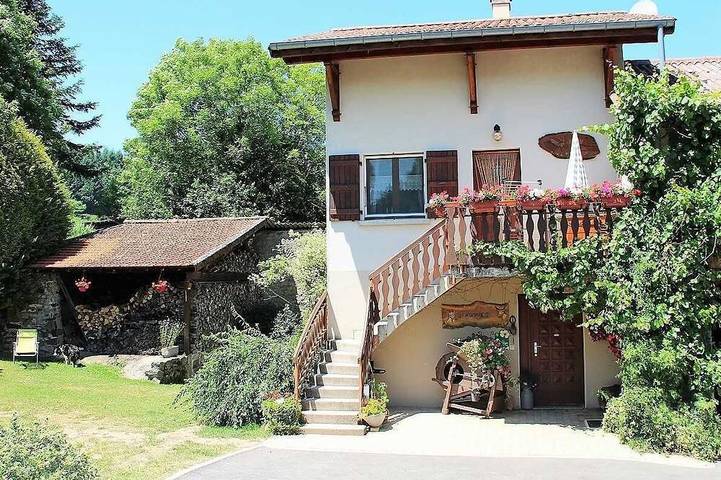 Gîte pour 5 personnes, avec jardin à Propières