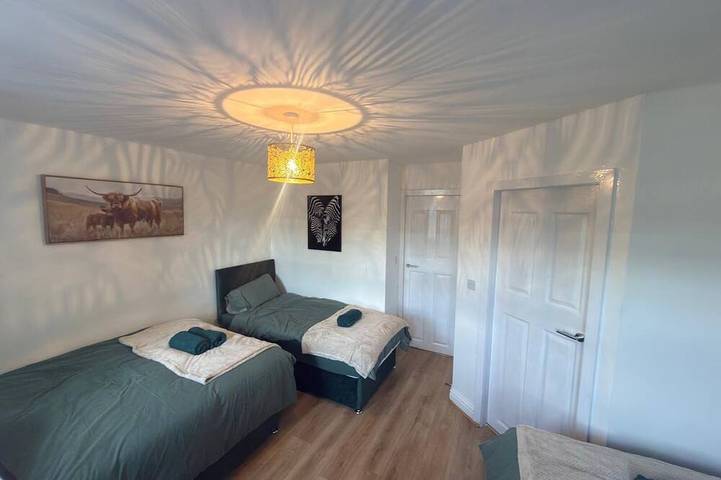 Spacious 4Br Wakefield House – Sleeps 11 – Driveway & Garage – Near Centre in Wakefield, Westliches Yorkshire