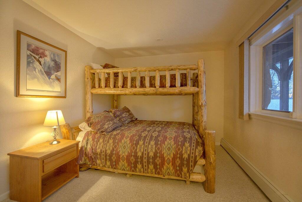 Alpine Einstellung eingebettet gegen den National Forest in Eagle-Vail, Beaver Creek