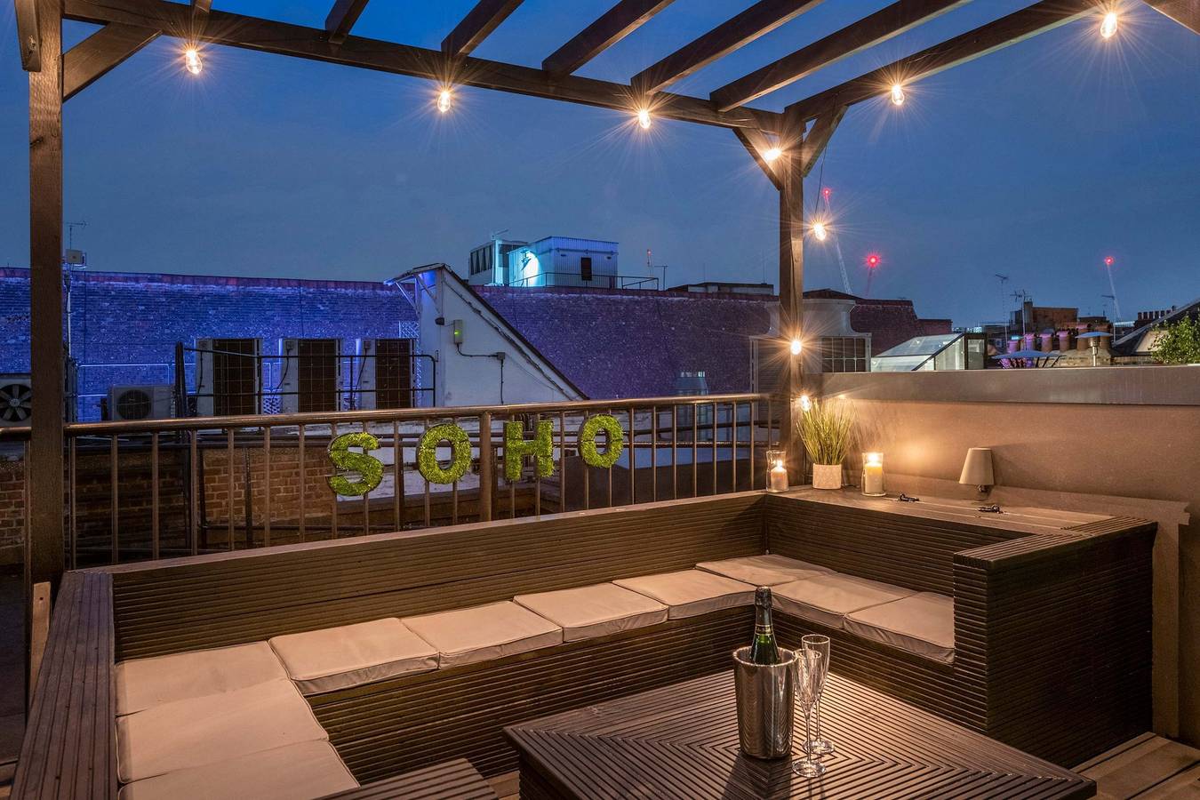 Cały apartament, The Influencer Suite - Soho - by Frankie Says in Londyn, South East England