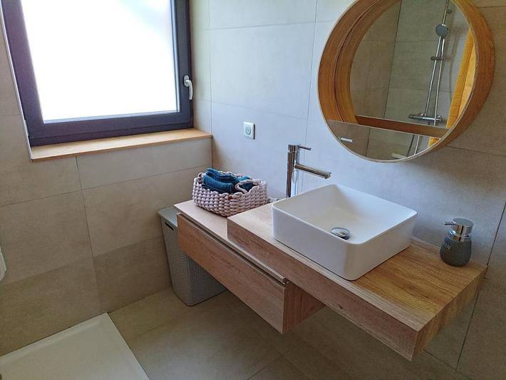 Gîte pour 6 personnes, avec piscine ainsi que terrasse et jacuzzi à Charmes - 4