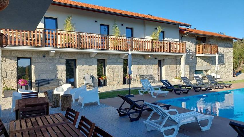 Location de vacances pour 6 personnes, avec vue ainsi que piscine et jardin dans Castro Daire - 4