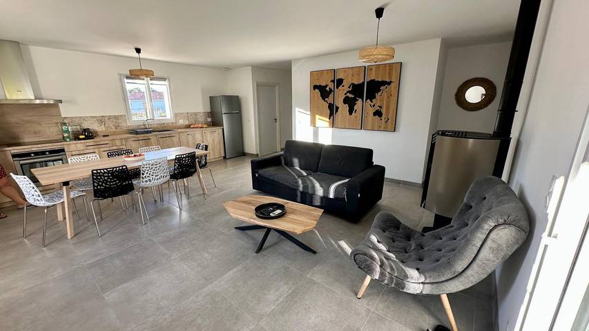 Gîte pour 8 personnes, avec terrasse ainsi que jardin et piscine