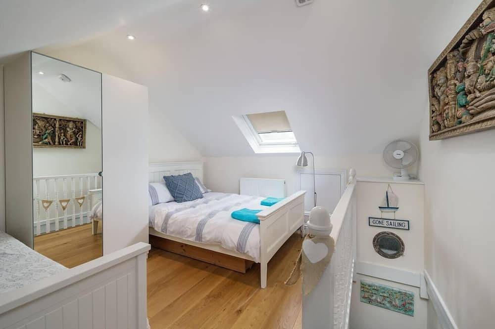 Impeccable 3 bed 2 bath Central Cowes Cottage in Cowes, Isle of Wight