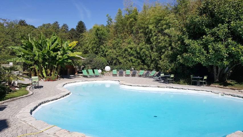 Hôtel pour 2 personnes, avec Terrasse ainsi que Jardin et Piscine à Neuville-sur-Ain