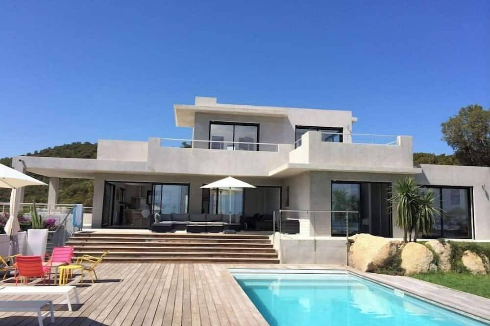 Magnifique Villa De 330 M2- Piscine Chauffee- Vue Mer Et Montagne in France