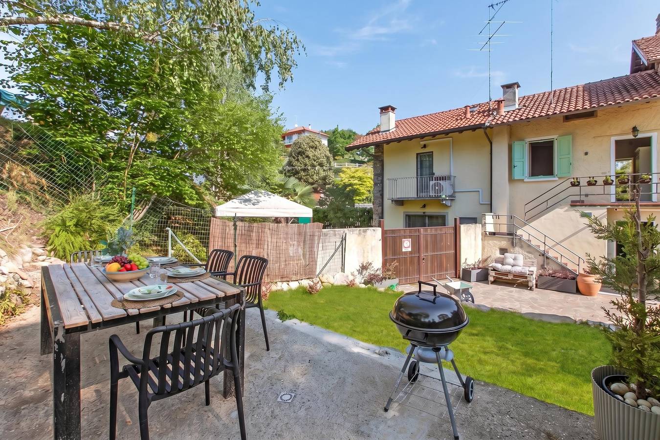 Appartamento intero, Dimora Della Rocca Private Garden, Wifi, Bbq & Parking in Comune di Angera, Lago Maggiore (Lombardia)