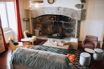 Gîte pour 9 personnes, avec jacuzzi ainsi que terrasse et jardin dans le Cantal