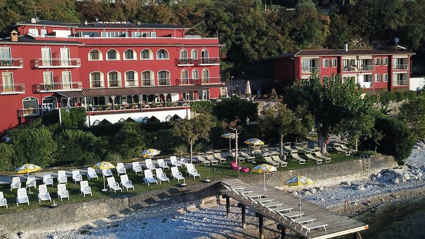 Hôtel pour 2 personnes, avec Balcon et Terrasse ainsi que Jardin et Piscine dans Brenzone Sul Garda