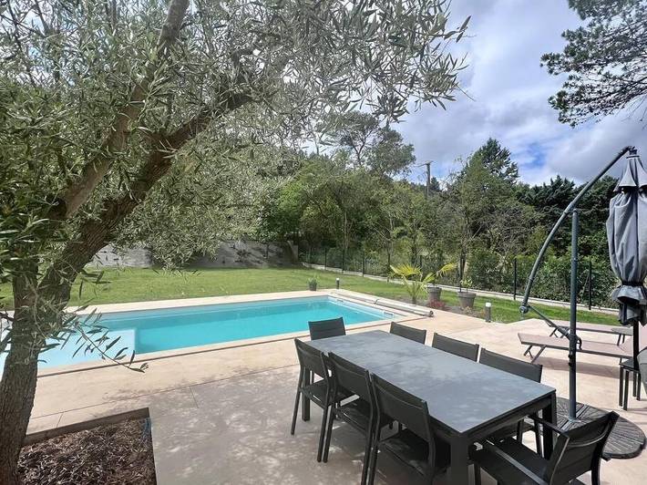 Location de vacances pour 8 personnes, avec piscine et terrasse à La Bouilladisse