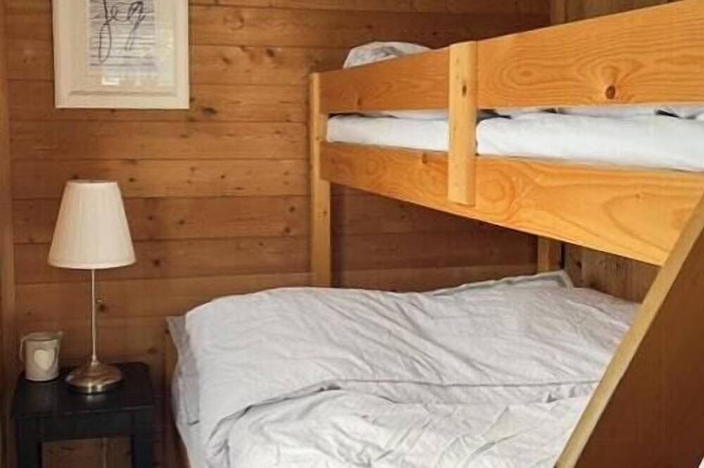 Hütte mit Uferlinie am Brusdalsvannet in Ålesund
