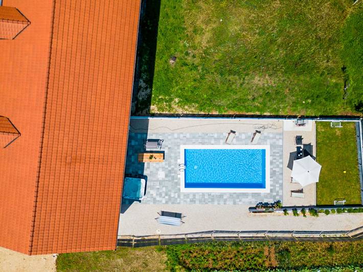 Ferienwohnung für 8 Personen, mit Balkon und Whirlpool sowie Terrasse und Garten an der Makarska Riviera - 4