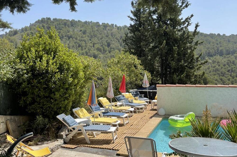 Very nice air-conditioned villa for rent. 6 km away from Cassis. Very large pool in Carnoux-en-Provence, Marseille region