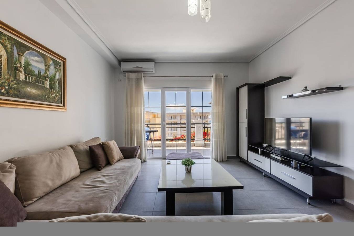 Ganze Wohnung, Flower Balcony Apartment | 2Br Beachside Escape in Sarandë, Vlorë