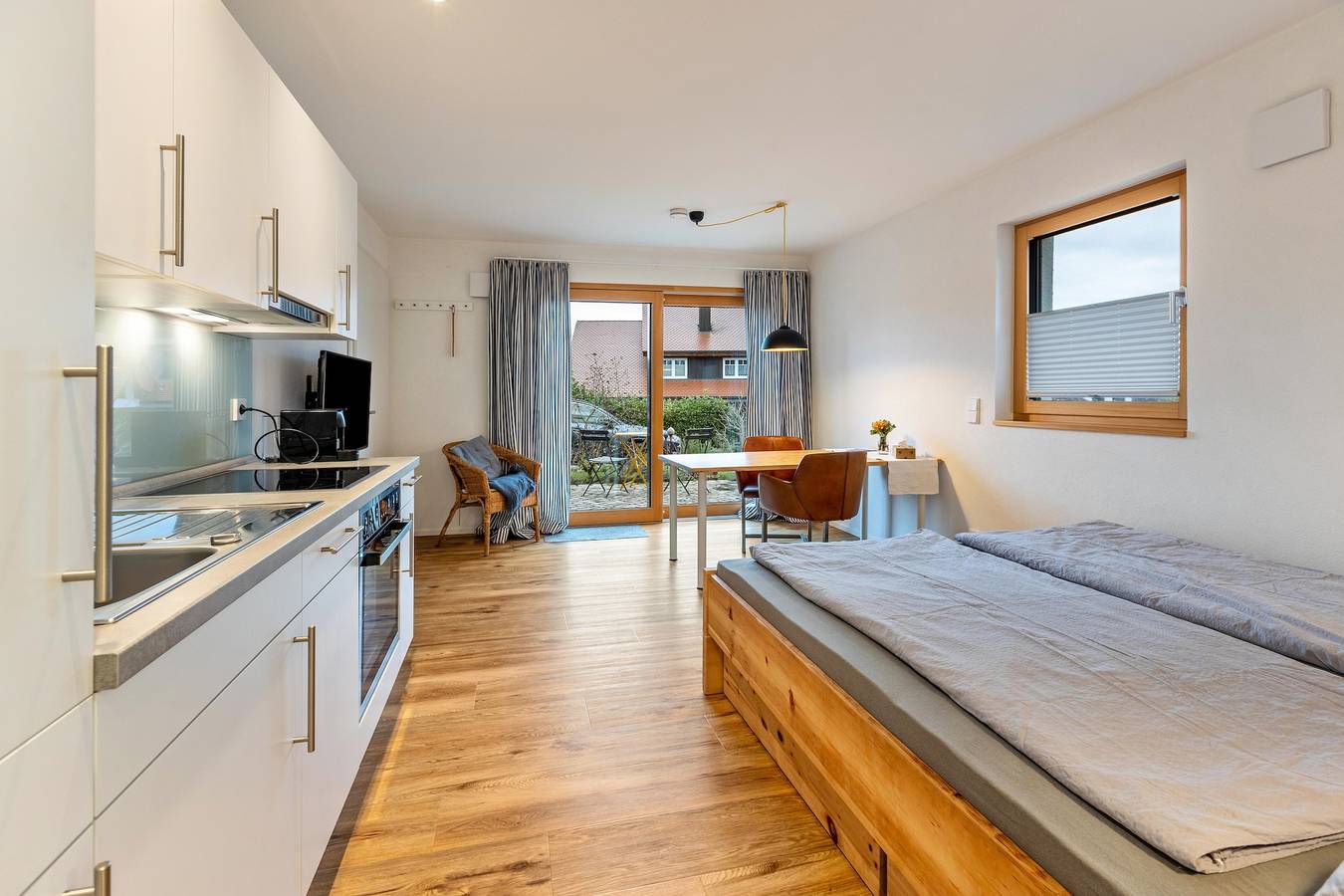 Ganzes Studio, Einzimmerapartment 'Sonnenhalde' mit Seeblick, privater Terrasse und Wlan in Moos, Untersee
