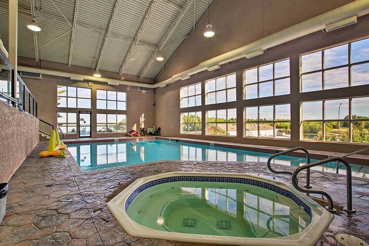 Cottage rentals for 10 people, with terrace and pool as well as hot tub in Alberta