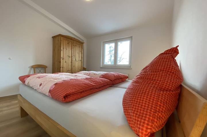 Ganze Wohnung, Idyllische FeWo im Grünen mit Westbalkon, Parkplatz (Wallbox) und Fahrradraum. in Lindau, Bayerisch Schwaben