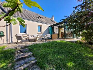 Gîte pour 4 personnes, avec terrasse et jardin à Surtainville