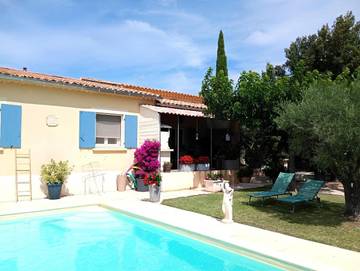 Location de vacances pour 4 personnes, avec vue ainsi que piscine et jardin à Vacqueyras
