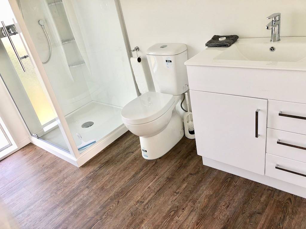 Brandneue 3 Schlafzimmer Beachfront Getaway. Gehen Sie einfach über die Straße zum Strand ## in Kapiti Coast District