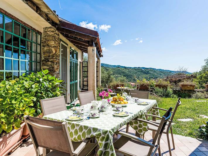 Agriturismo per 7 persone, con giardino e terrazza nonché panorama in Provincia di Imperia