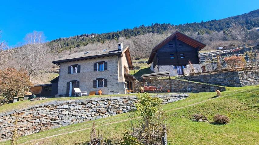 Chalet für 6 Personen, mit Terrasse und Garten sowie Ausblick in Faido