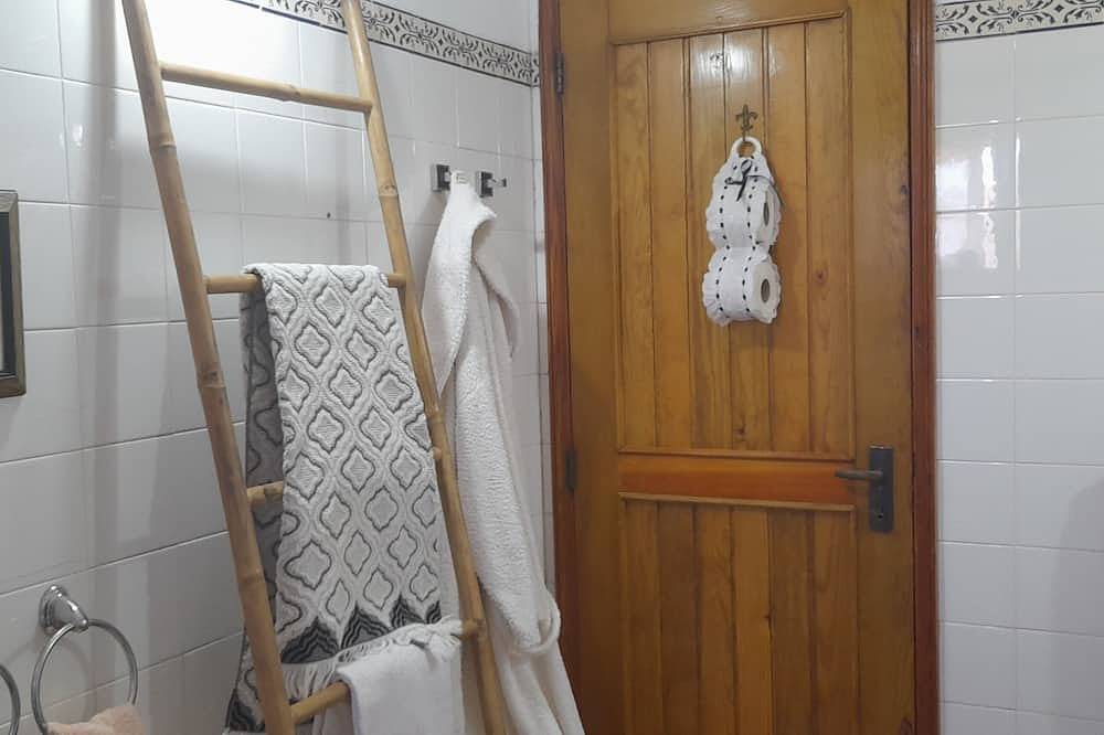 Cozy Yellow House 10m from the beach in Esmoriz, Aveiro Distrikt