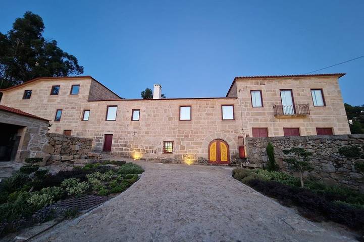 Gîte pour 12 personnes, avec jardin dans Sernancelhe