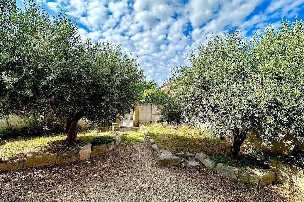 Entire apartment, 1 bedroom apartment with swimming pool in Vergèze, Nimes region