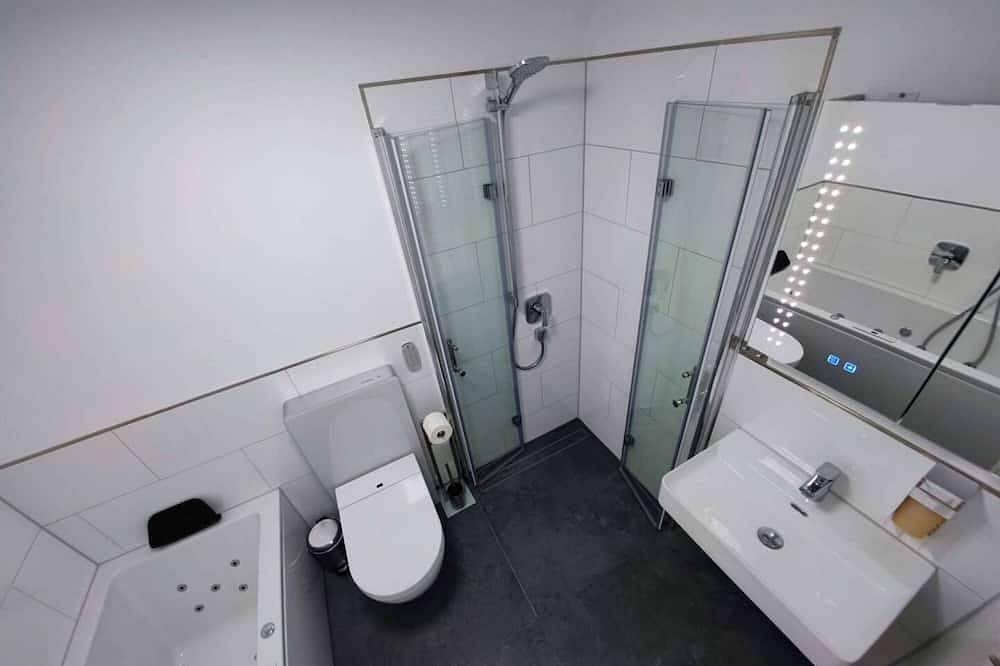 Ganze Wohnung, Whirlpool Dusch-Wc 75\" Sat-Tv Prime Küche Terrasse Stellplatz für 4+2 Gäste in Waldbronn, Kraichgau