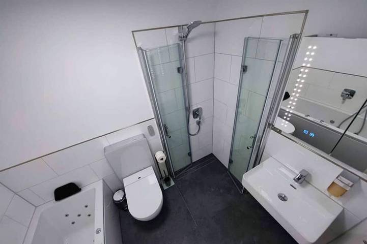 Ferienwohnung für 6 Personen, mit Terrasse und Whirlpool in Waldbronn